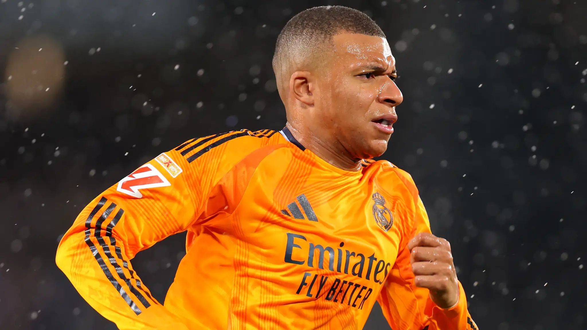 黑白体育-姆巴佩重返赛场，锐不可当首场状态出色，尤文图斯观众沸腾！的简单介绍