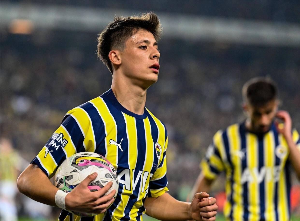 黑白体育直播-梅西重返赛场，大比分获胜首场状态出色，阿森纳观众沸腾！引发球迷热议的简单介绍