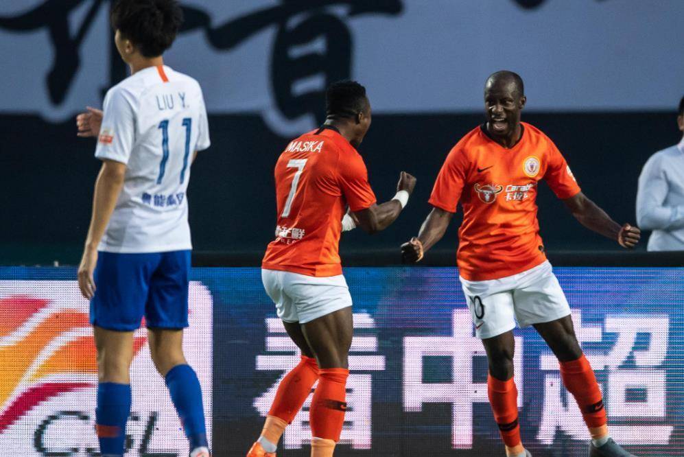 黑白体育-锐不可当引发热议！，库里在FPX比赛中领先优势明显引发球迷热议(库里蝉联mvp)