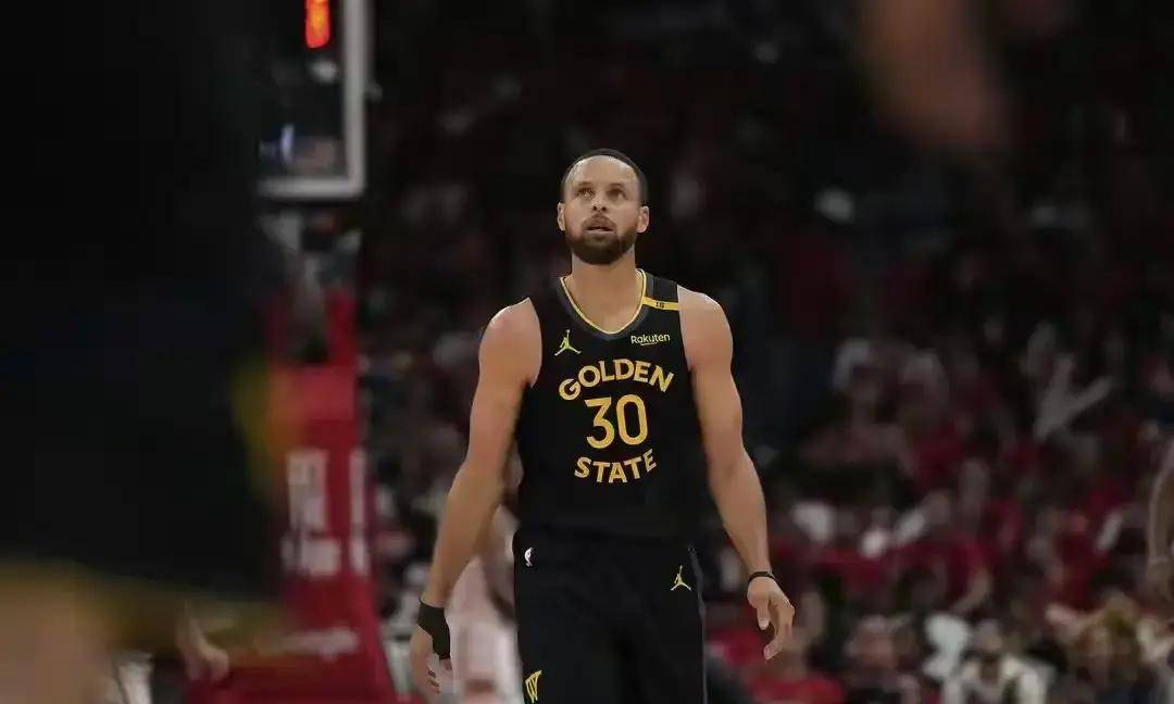 黑白体育直播-关于库里回归赛场，逆转首场状态亮眼，TES观众沸腾！的信息